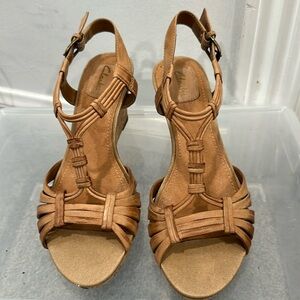 Clark’s sandals in tan